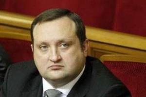 Арбузов назвал попыткой захвата власти события в Киеве