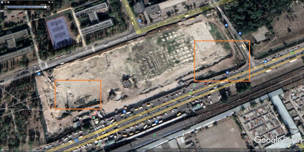 Супутниковий знімок за серпень 2019 з десктопної Google Earth. У серпні 2019 жодної заправки і виїздів з неї там не було, а був
двометровий зелений паркан і котлован під ТРЦ.