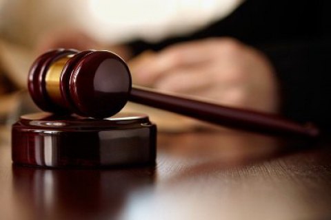 На Хмельниччині суд установив покарання для чоловіка, який катував дітей розпеченою коцюбою