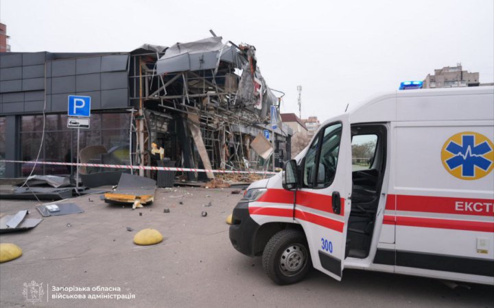 РФ вдарила по Запоріжжю: пошкоджено магазин, є поранені (доповнено)