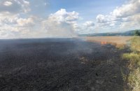 Окупанти обстріляли на Харківщині пшеничні поля, загорілося 60 га