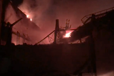 В России - масштабный пожар на металлургическом заводе, погиб спасатель