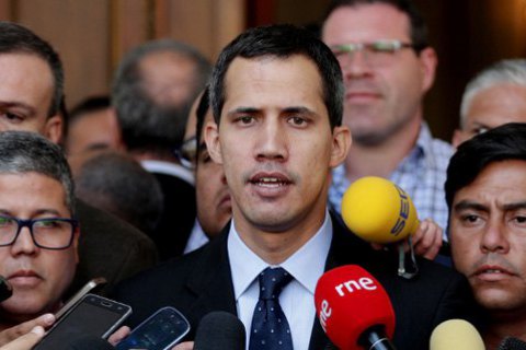 Гуайдо призвал мир рассмотреть "все варианты" решения кризиса в Венесуэле