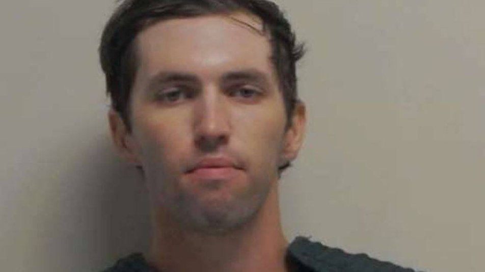 Підозрюваний у вбивстві <i>MAGA</i>-активіста Чарлі Кірка Тайлер Робінсон під час затримання поліцією