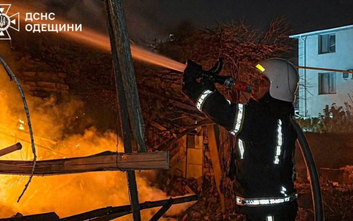 ​Уночі Росія знову атакувала Одещину: виникли пожежі в житлових будинках і зруйноване приймальне відділення лікарні