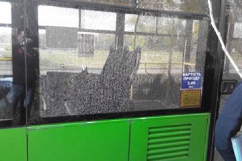 У Харкові невідомі обстріляли тролейбус з пневматичної зброї