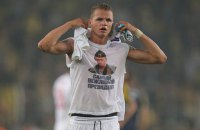 УЕФА оштрафовал футболиста "Локомотива" на €5 тыс. за майку с Путиным