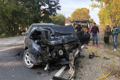 На Закарпатті легківка Audi протаранила шкільний автобус