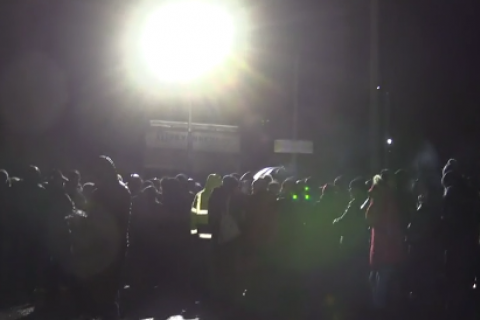 Жителі Микулинців улаштували молебень на блокпосту на в'їзді в санаторій, щоб не допустити розміщення евакуйованих з Ухань