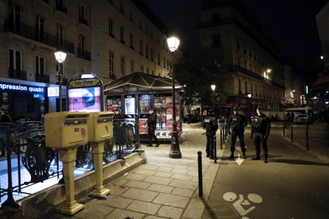 Террорист с ножом атаковал прохожих в центре Парижа: один погиб, четверо ранены