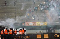 В Африке фанаты сорвали футбольный матч