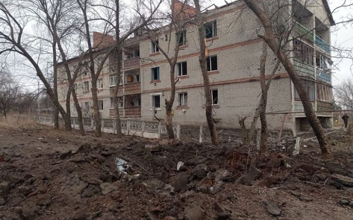 Росіяни вдарили ракетою по Нью-Йорку на Донеччині: пошкоджені будинки і дорога