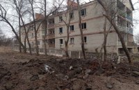 Росіяни вдарили ракетою по Нью-Йорку на Донеччині: пошкоджені будинки і дорога