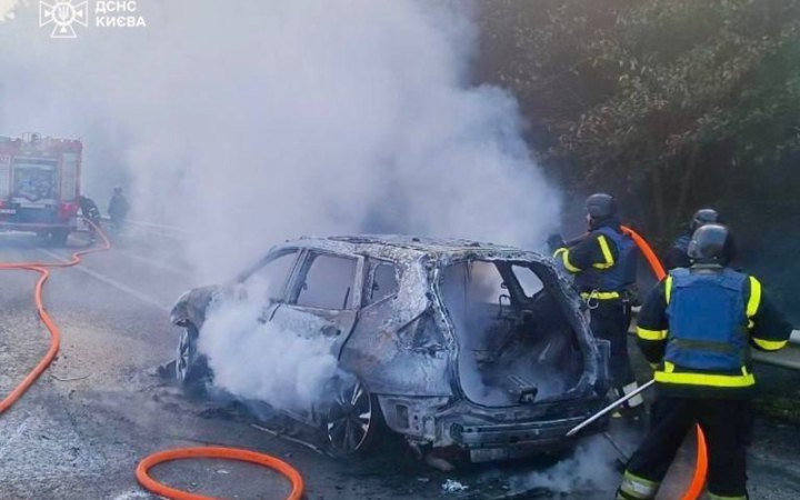 У Києві на Обухівську трасу впали уламки російського дрона, постраждав водій автомобіля