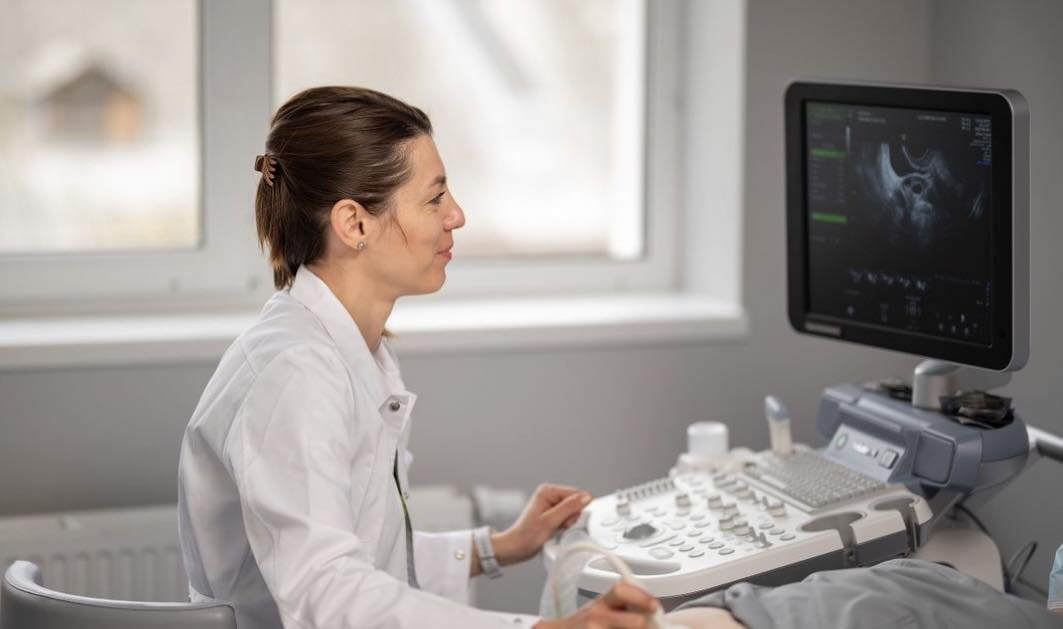 Світлана Шиянова консультує пацієнтку — оцінює репродуктивний потенціал. 