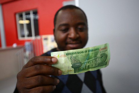 Зімбабве перейшла на власну валюту через брак доларів