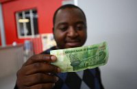 Зимбабве перешла на собственную валюту из-за нехватки долларов