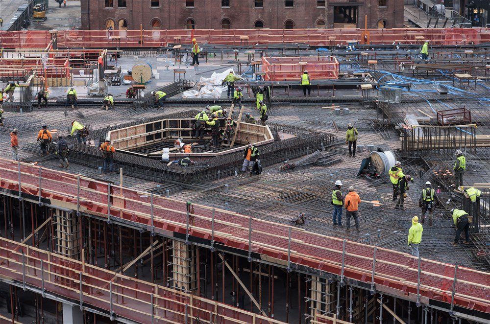 Будівництво багатоквартирного будинку вздовж Іст-Рівер, забудова на місці колишнього цукрового заводу Domino Sugar у районі Бруклін, Нью-Йорк, США, 9 лютого 2023 року