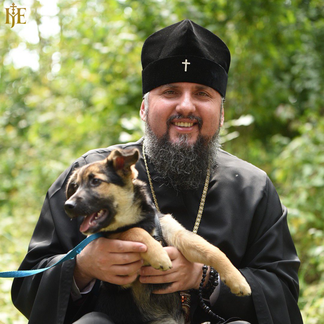 Предстоятель ПЦУ із собакою.