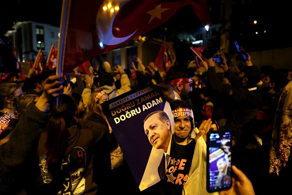 Прихильники президента Туреччини Реджепа Таїпа Ердогана під час мітингу після оголошення результатів дострокових виборів у Стамбулі, 14 травня 2023 р.