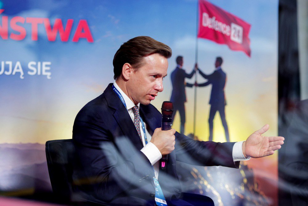 Кшиштоф Босак, віцемаршалок польського Сейму та співлідер польської ультраправої партії «Конфедерація», під час другого дня 35-го Економічного форуму в Карпачі (Польща), 9 вересня 2026 року.