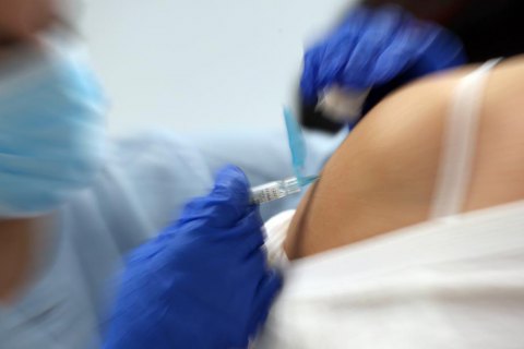 Задля прискорення щеплення у США хочуть зменшити дозу вакцини удвічі