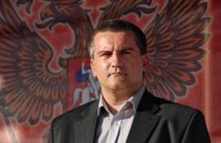 Аксьонов хоче позбавляти громадянства тих, хто не встає під час гімну Росії
