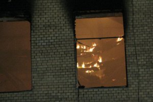 В Киеве на Грушевского горит нежилой дом