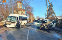 В Киевской области столкнулись легковой автомобиль и маршрутка, пострадали 7 человек