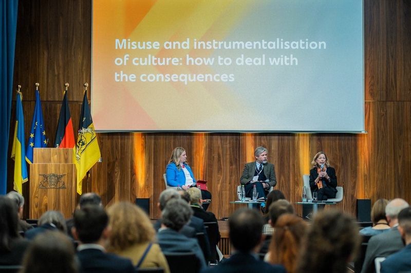 Панельна дискусія: Інструменталізація культури: як боротися з наслідками. Міжнародний форум культурної дипломатії 2022. Павел Поторочин (у центрі) 