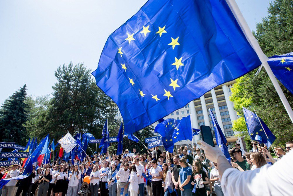 Маршу молоді PAS (партія «Дія та солідарність») перед парламентом Молдови в Кишиневі.