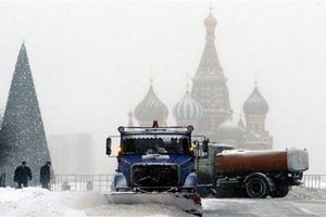 Сильный снегопад в Москве: с улиц города за сутки вывезли 400 тысяч кубометров снега