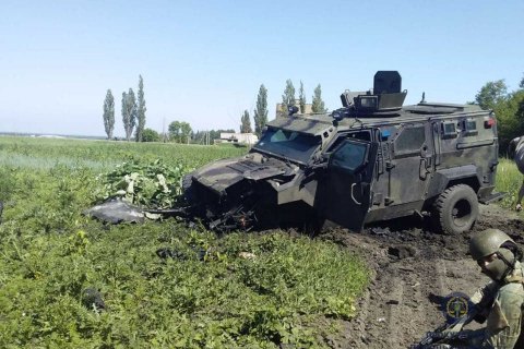 На Донбассе в результате подрыва автомобиля погиб военный, трое получили травмы