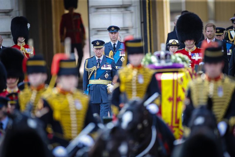 Король Великобританії Чарльз III (C) у супроводі принца Уельського Вільяма та герцога Сассекського Гаррі йде за труною покійної королеви Великобританії Єлизавети II під час церемонії прощання в Лондоні, 14 вересня 2022 р.
