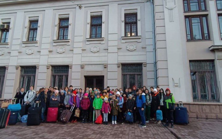 Сьогодні 63 дитини з Херсонщини вирушили на оздоровлення та відпочинок до Румунії