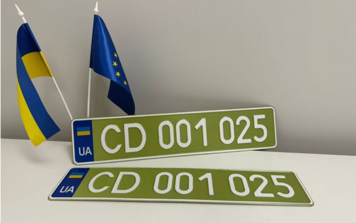 Україна ввела нові дипломатичні номерні знаки