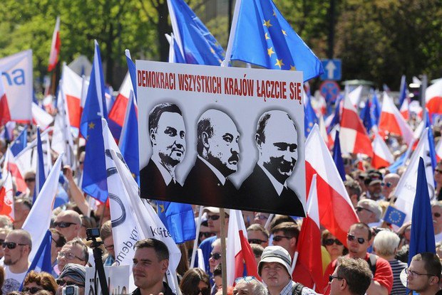Напис над зображеннями президентів Польщі, Білорусі та Росії - &quot; Демократи всіх країн, єднайтеся&quot;