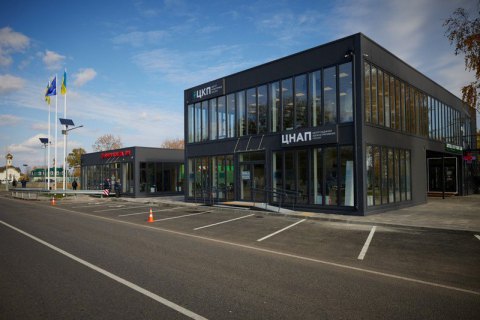 Зеленскому показали первое "новое село" в Луганской области 