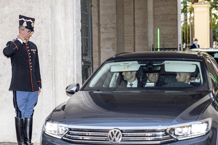 Прем’єр-міністр Італії Маріо Драгі (у центрі) виїжджає з Квіринальського палацу після переговорів із президентом Серджіо Маттареллою, 14 липня 2022 р