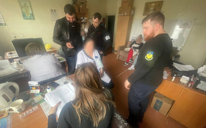 Правоохоронці викрили підозрюваних у організації незаконної схеми зняття з військового обліку на Харківщині