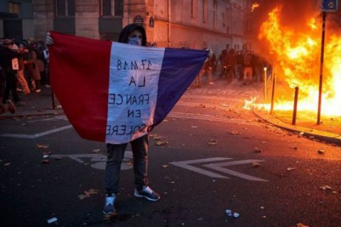 Во Франции снова протестуют из-за закона о защите полиции