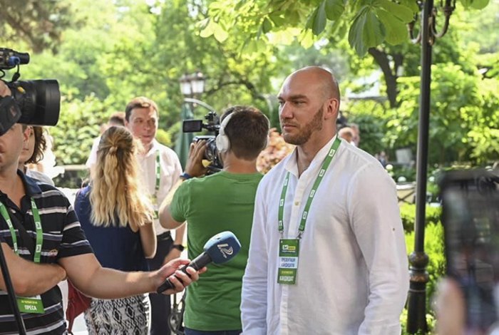 Алексей Леонов во время предвиборной агитации