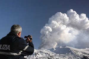 В Японии уже 30 альпинистов погибли из-за извержения вулкана