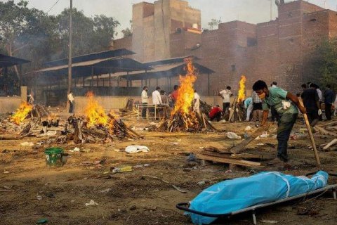 В Індії померлих від ковіду спалюють на вулицях 