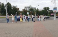 У Білорусі тривають акції протесту, люди із самого ранку вишиковуються у ланцюги солідарності