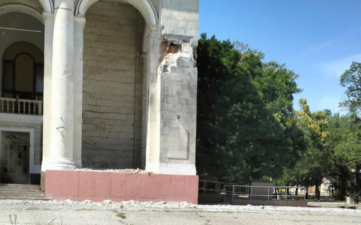 Російські військові обстріляли театр у Херсоні