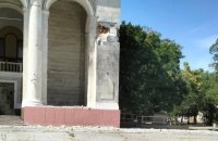 Російські військові обстріляли театр у Херсоні