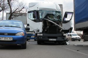 Из-за легковушки в Киеве столкнулись три грузовика и легковой автомобиль