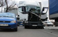 Из-за легковушки в Киеве столкнулись три грузовика и легковой автомобиль