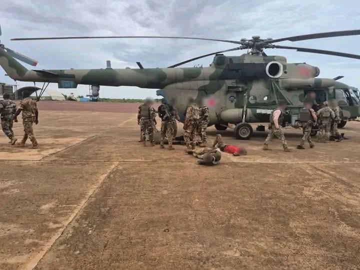 Африканський корпус гелікоптером поповнюють запаси військ та евакуюють поранених військовослужбовців, під час операції на базі Хомборі 1 травня 2026